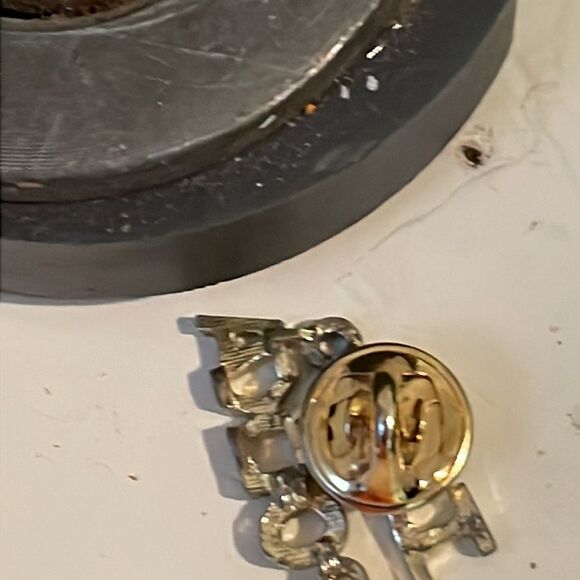 Vintage-1970s-gold tone & red enamel “I love to Polka” hat/lapel pin/tie tack - Picture 9 of 11